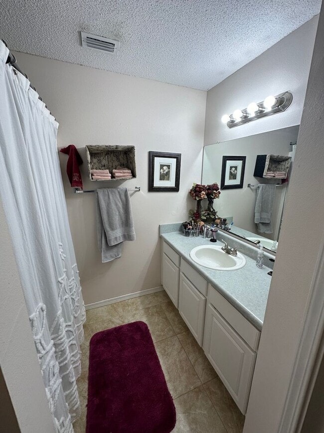 Building Photo - Cute 2 Bedroom 2 Bathroom 2 Car Garage Tow...