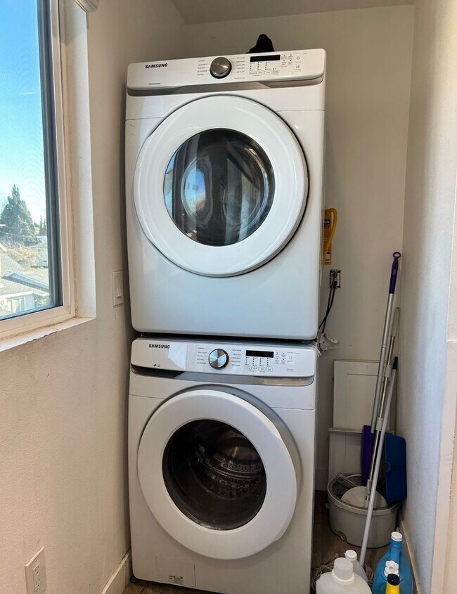 Foto del edificio - Private Bedroom w Personal Bathroom & Shower, shared student-oriented space