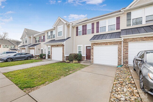 Building Photo - 2446 Silverthorn Dr