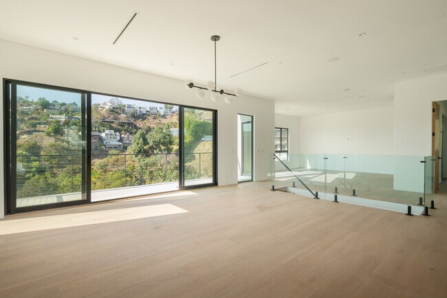 Foto del edificio - 1931 Sunset Plaza Dr