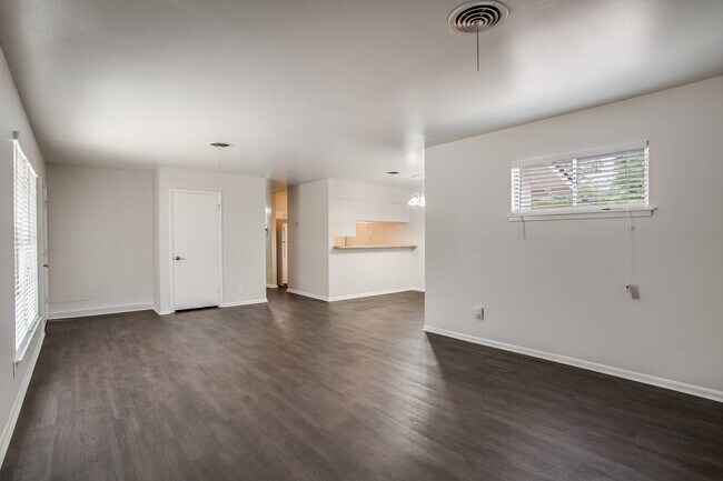 Building Photo - 2123 E Lawndale Dr