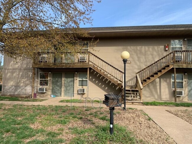 Building Photo - 928 N Goetz Blvd