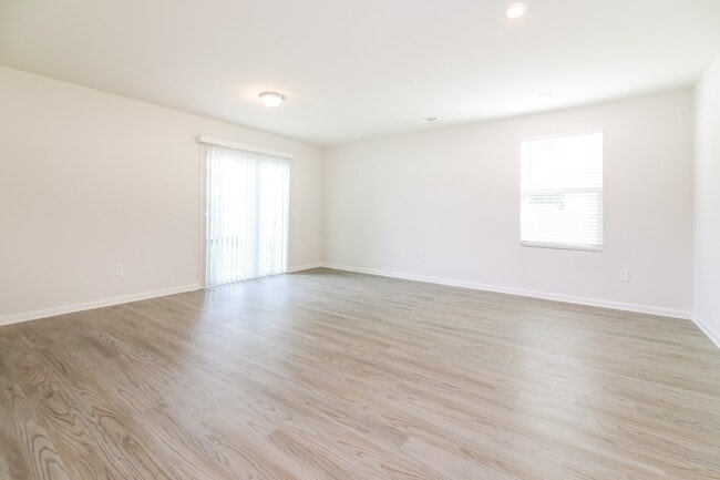 Building Photo - 2150 Bayview Dr SW