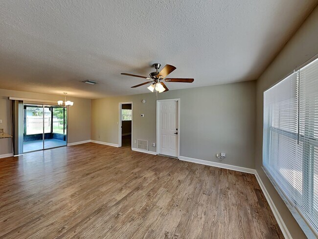 Building Photo - 120 Hidden Lake Dr