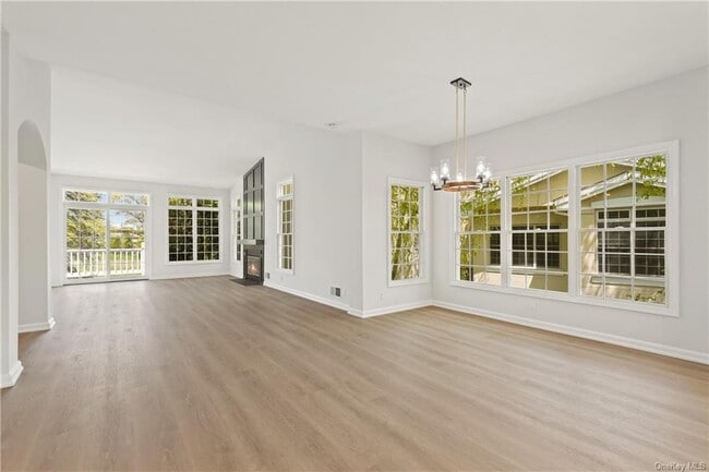 Building Photo - 37 Doral Greens Dr W