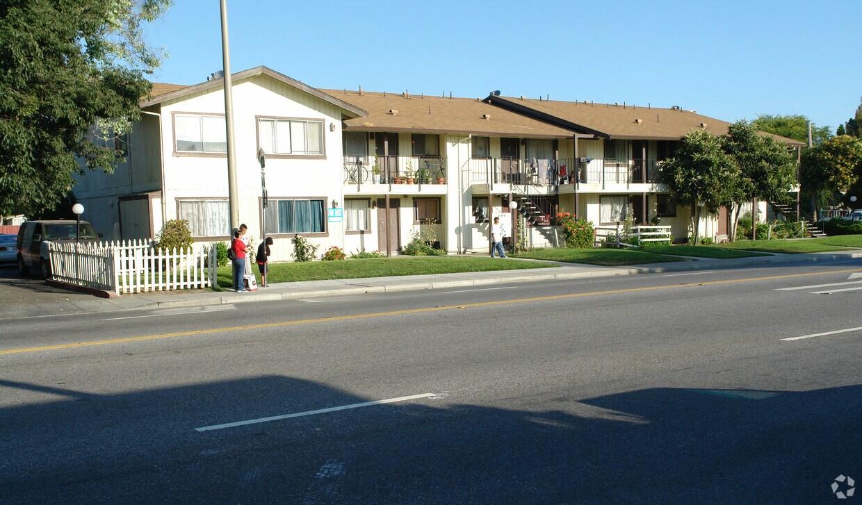 Building Photo - 499 N Fairoaks Ave