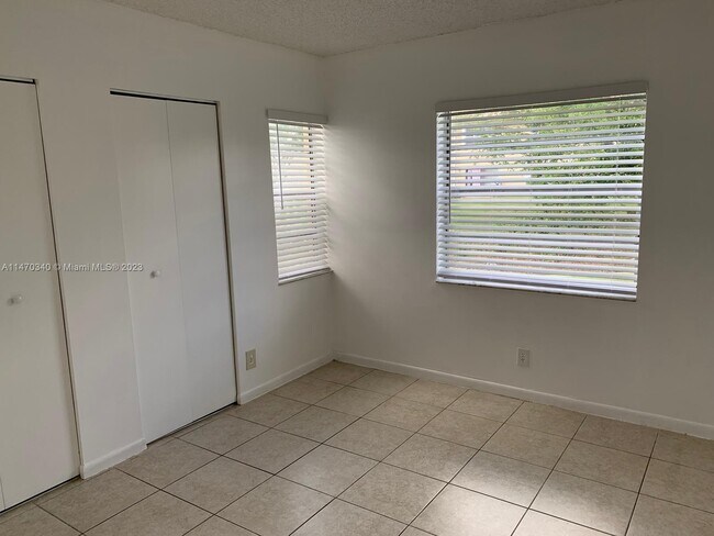 Building Photo - 895 Twin Lakes Dr