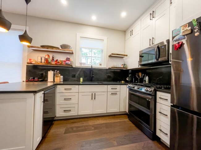 Foto del edificio - Furnished! In town! Walk to everything! Recently updated!
