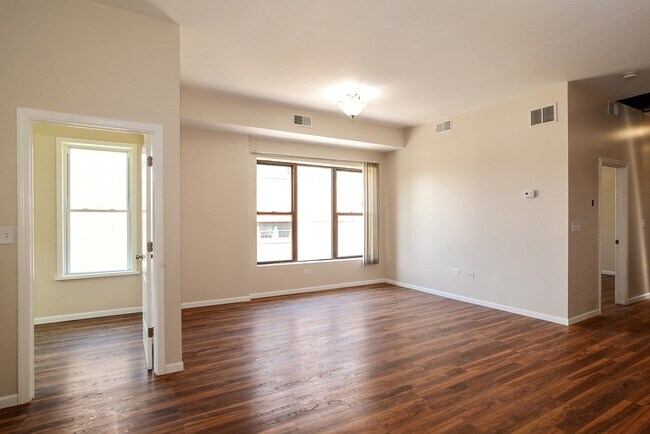 Building Photo - 885 N Marshfield Ave