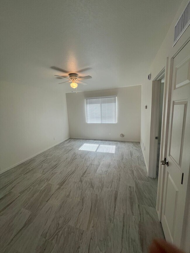 Foto del edificio - FULLY REMODELED 1 BED. APT. / AVAILABLE FO...