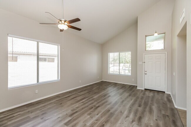 Foto del edificio - 8115 W Florence Ave