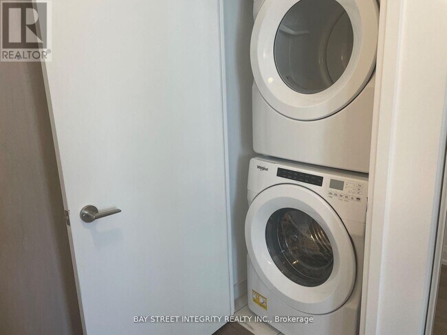 Building Photo - 77 Mutual St