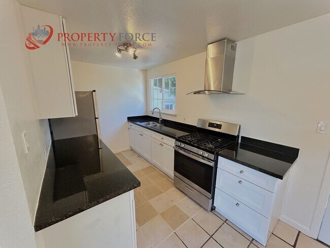 Foto del edificio - 2 Bedroom 1 Bath - Nicely Updated home wit...