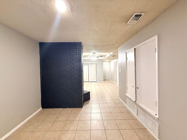 Building Photo - 1021-1023 Vera Court