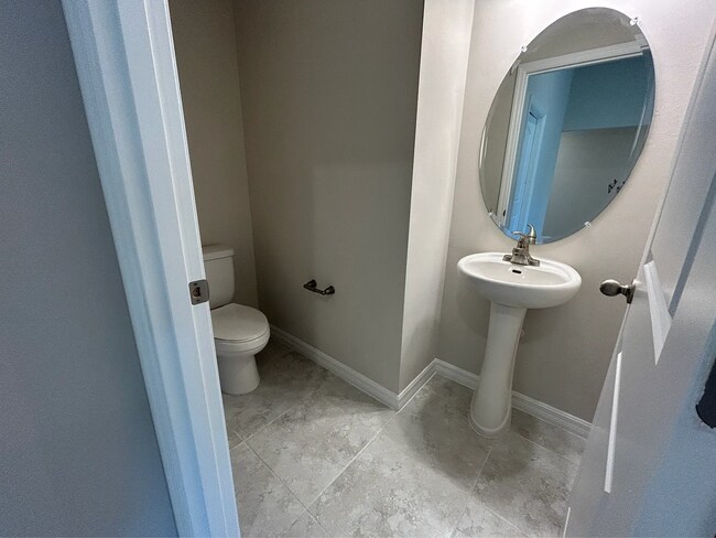 Foto del edificio - * Available now! * 4 Bed 2.5  Bath * Gator Circle Area!