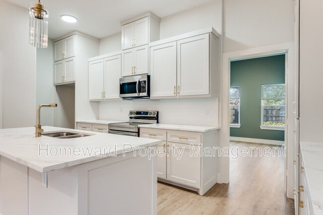 Building Photo - 827 Stamps Ave