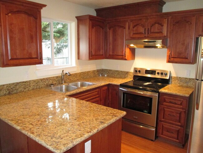 Building Photo - Beautiful Three Bedroom in South Salem