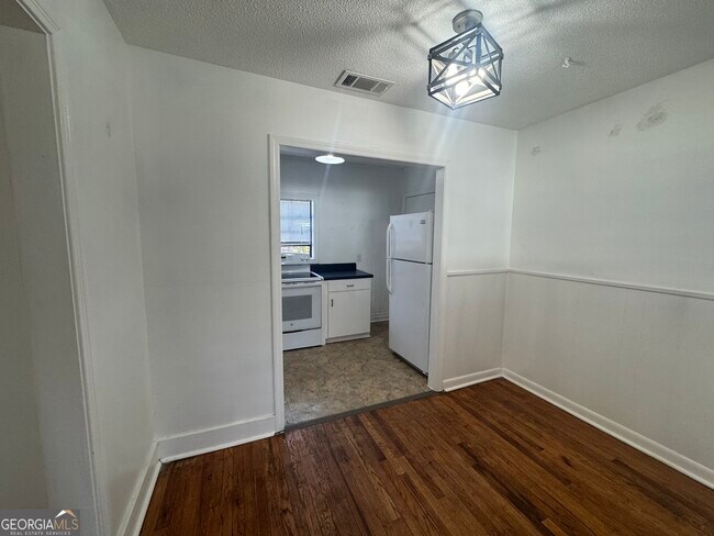 Foto del edificio - 324 N Main St