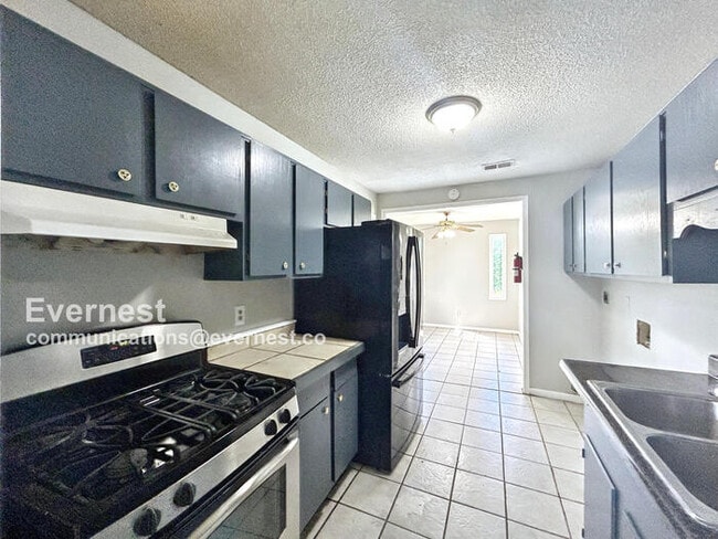 Foto del edificio - Spacious 3 Bed, 1 Bath Home with Fenced Yard and Off-Street Parking