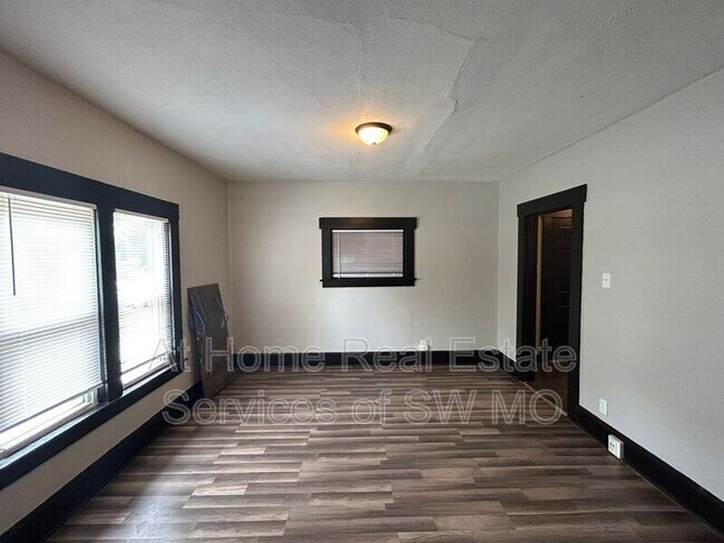 Building Photo - 413 S New Ave