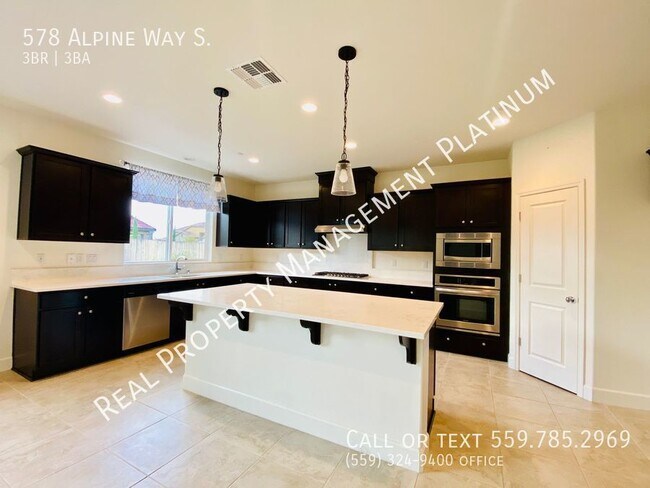 Foto del edificio - $2,995 Beautiful 3 Bedroom Home with 3 Car...