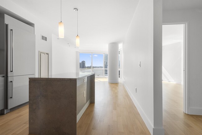 Building Photo - 77 Hudson St