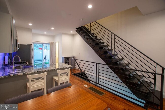 Building Photo - 1910 Fernon St