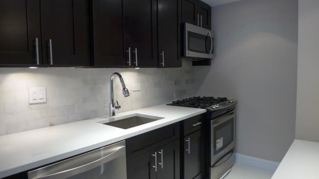 Building Photo - 3 bedroom in NEW YORK NY 10013