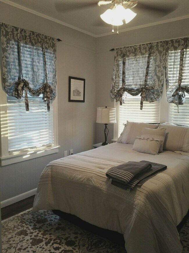 Comfortable bedroom with linen - 1018 Markham St