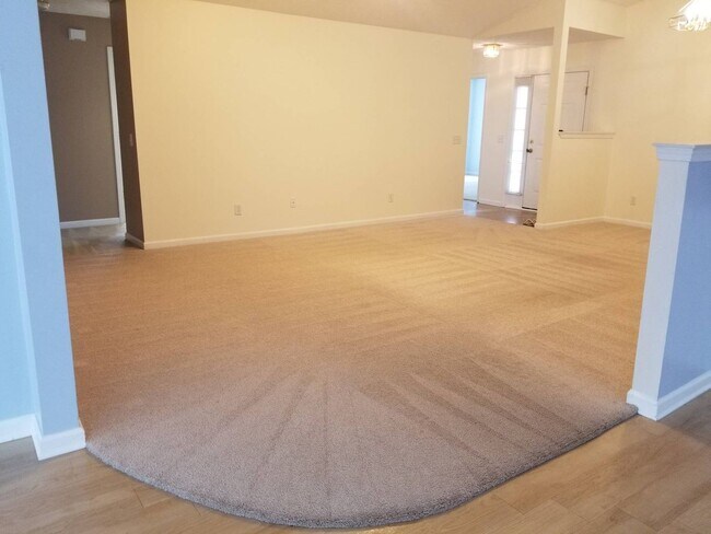 Building Photo - 2504 Sarasota Ln