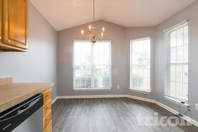 Foto del edificio - 255 Legend Oaks Dr