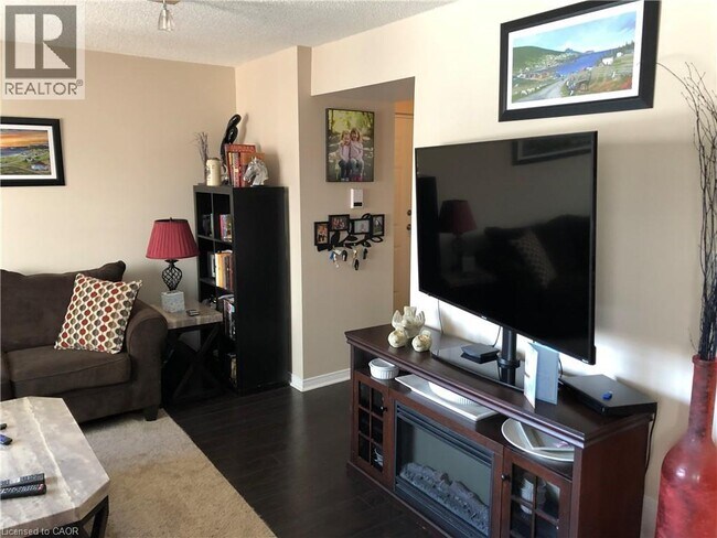 Building Photo - 950 Highland Rd W