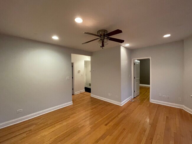 Building Photo - 7401 N Hoyne Ave