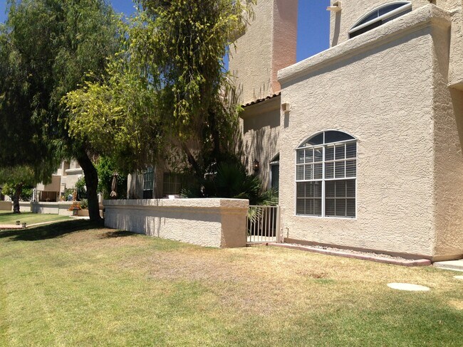 Building Photo - **EXCELLENT 2br/2ba TOWN HOME - (ELLIOT AN...