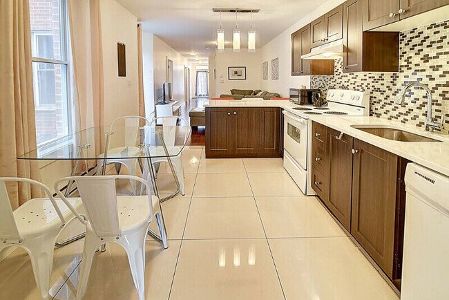 Building Photo - 4823 Rue Saint-Urbain
