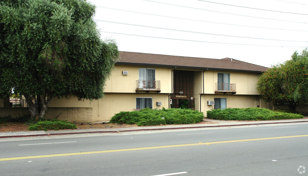 Building Photo - Oakwood Gardens