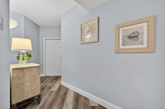 Building Photo - 500 Uno Lago Dr