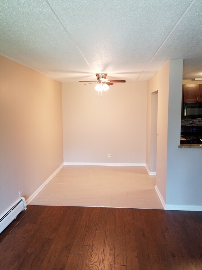 Dining area - 300 W Fullerton Ave