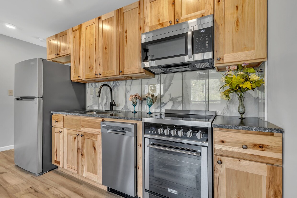 Full kitchen with pantry - 1408 Container Way