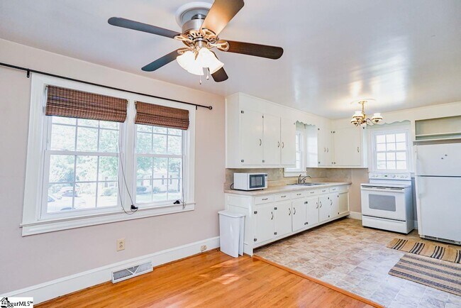 Foto del edificio - 114 Lenore Ave