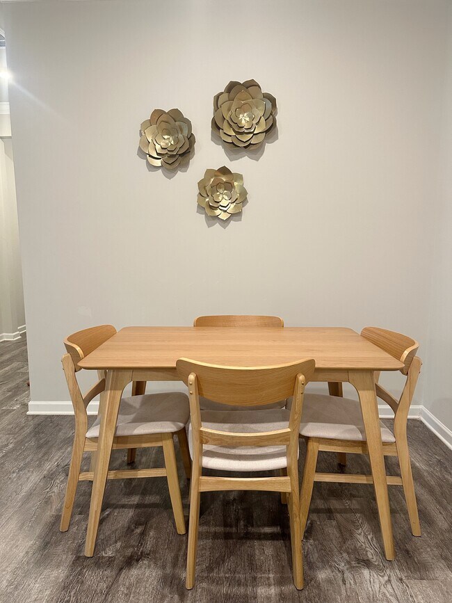 Building Photo - 245 Dinner Tree Sq