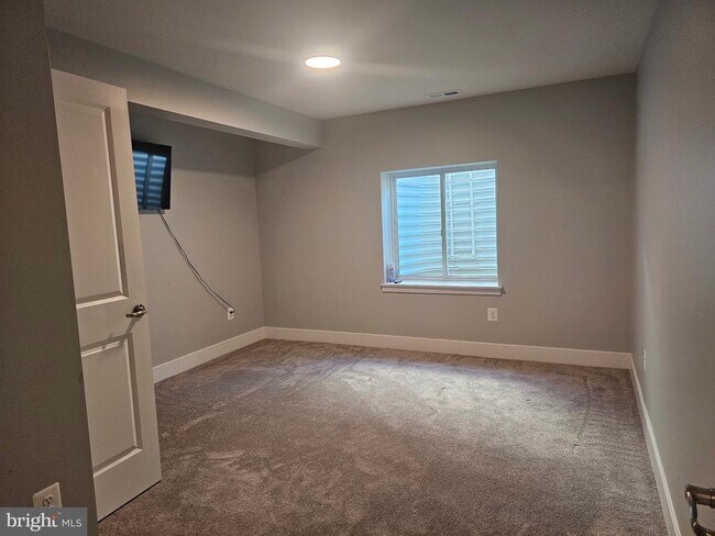 Building Photo - 5676-BASEMENT Lewis Carroll Dr