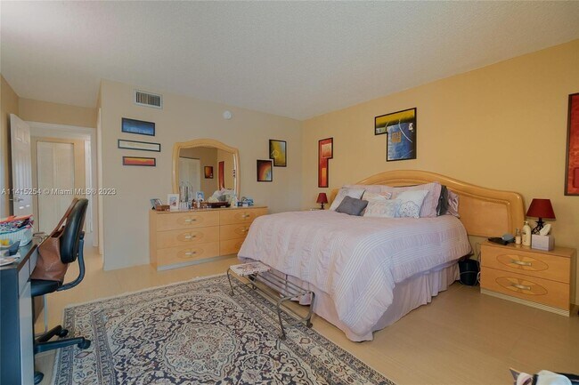 Foto del edificio - 7210 Lake Cir Dr