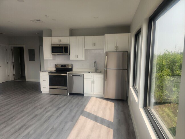 Foto del edificio - 2 BLOCKS FROM BEACHMONT TRAIN STATION CALL FOR COST DETAILS