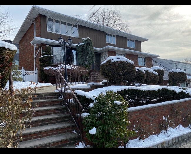 Building Photo - 208 6th St