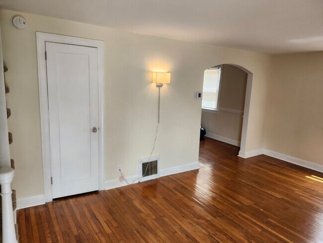 Foto del edificio - Recently renovated 3-bedroom, 1.5 bath twi...