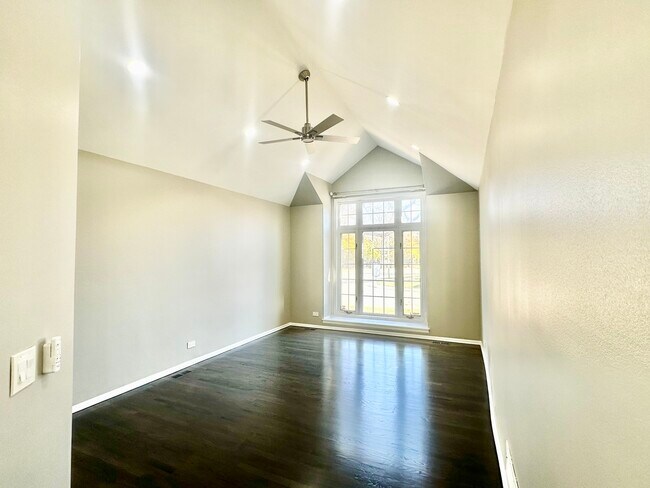 Building Photo - 1940 N Dunhill Ct
