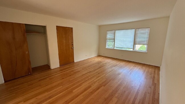 Building Photo - 8852 Bronx Ave