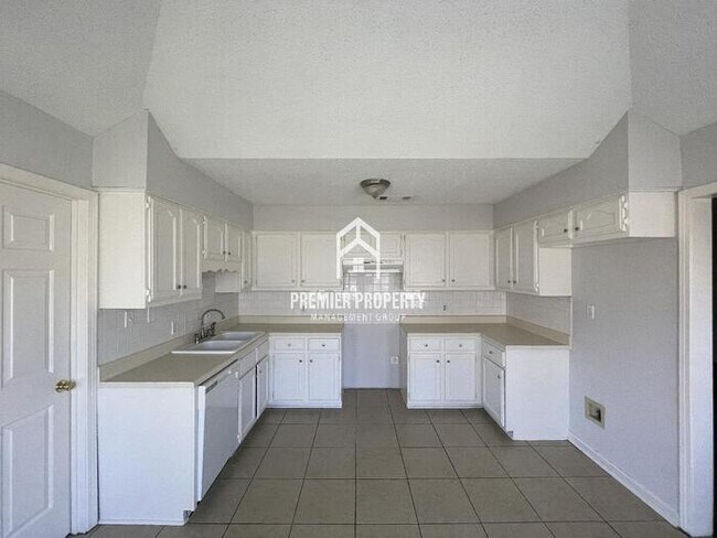 Foto del edificio - 5738 Riverhead Ave