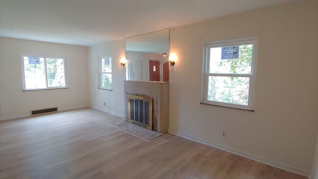 Building Photo - *Beautifully Updated & Spacious 4BD/2.5BA ...